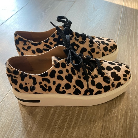 Platform Italian sneaker in size 40 (US10). - Picture 1 of 4